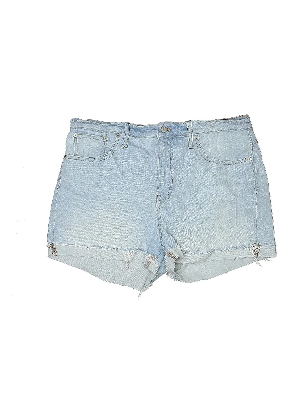 Denim Shorts in Light Wash