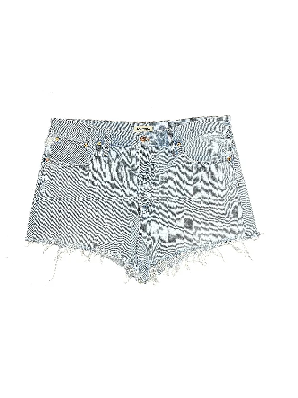 Denim Shorts in Light Wash