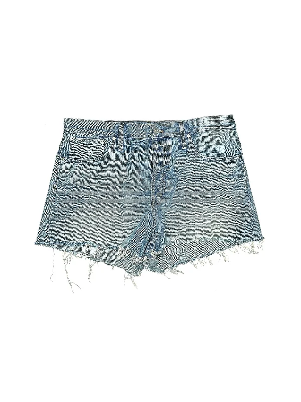 Denim Shorts in Medium Wash