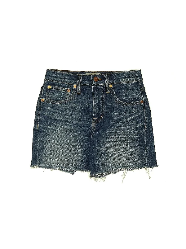 Denim Shorts in Medium Wash