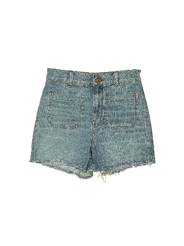 Denim Shorts in Medium Wash